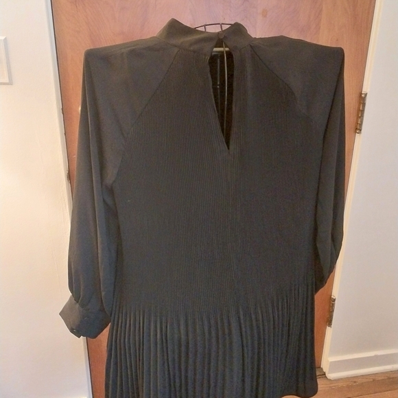 H&M NWT Dress  Size L Black Two buttons nape of neck. - Picture 3 of 9